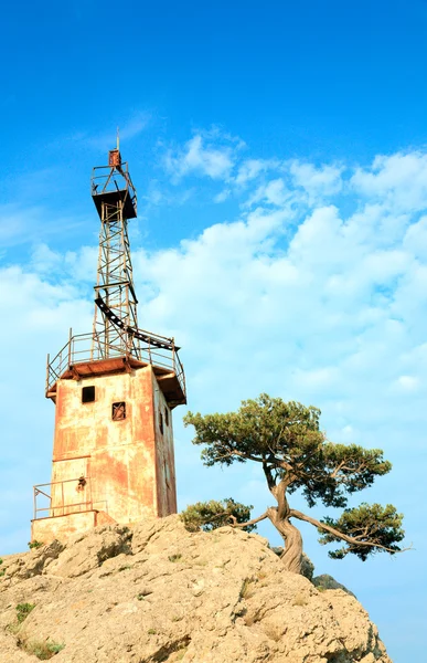 在多云的蓝色天空背景下 索科尔 克里米亚 乌克兰的岩石顶上座古老的灯塔 — 图库照片
