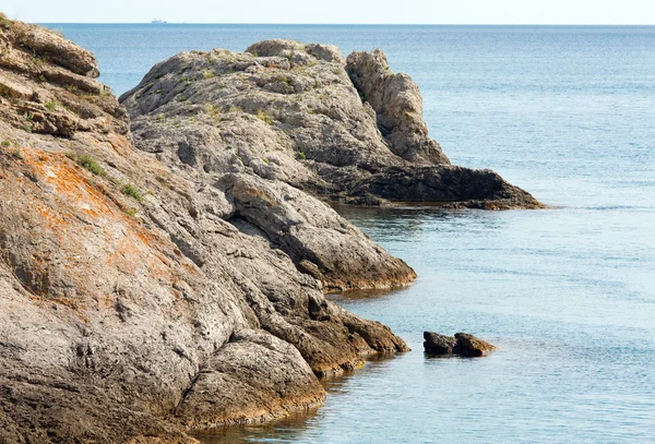 Letní skalnaté pobřeží — Stock fotografie