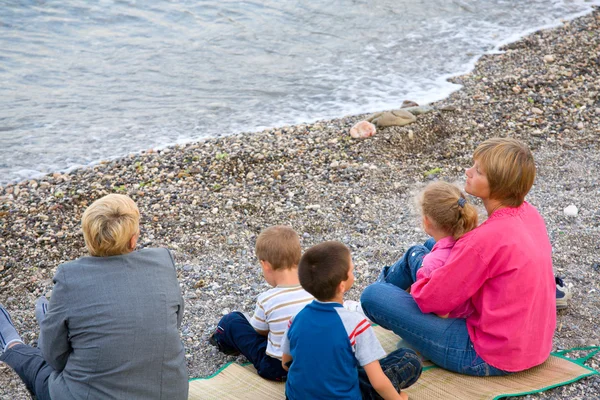 Família Feliz Mãe Com Crianças Pequenas Avó Relaxar Praia — Fotografia de Stock