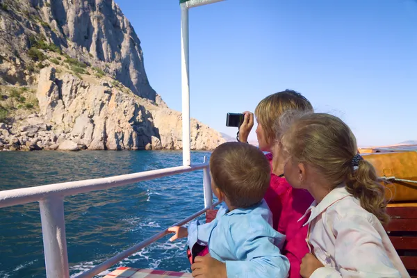 海洋に家族と一緒に 海岸遊覧船の上を歩く — ストック写真
