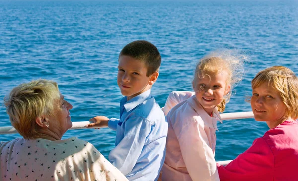 Aile Deniz Üzerinde Yürüme Ile Birlikte Sahil Gezi Gemide — Stok fotoğraf