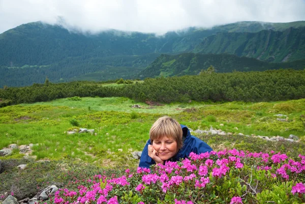 粉红色的杜鹃花和快乐年轻的女子 在夏天山腰 乌克兰 喀尔巴阡山 — 图库照片