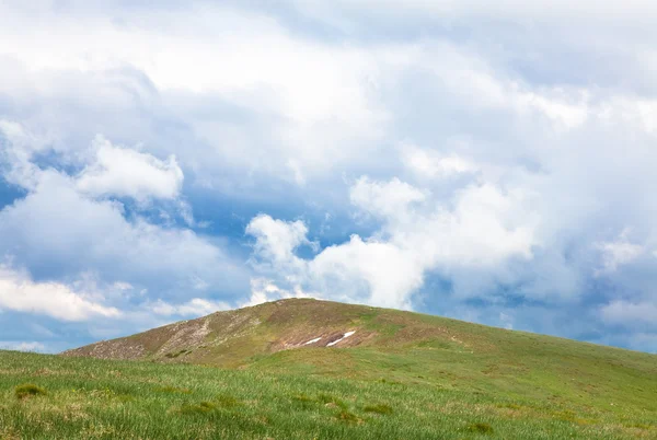 Summer green mountain top and cloudy sky — Stock Photo, Image