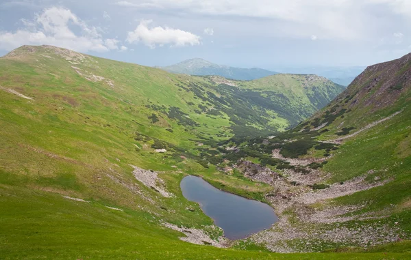 在夏山山沟 乌克兰喀尔巴阡山脉 Chornogora 脊上的高山湖 Brebeneckul — 图库照片