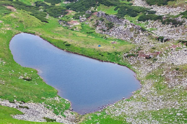 Альпийское озеро Бребенеккуль на летних горах — стоковое фото
