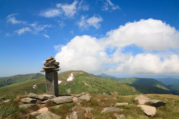 Poteau pierreux sur la crête de montagne d'été — Photo