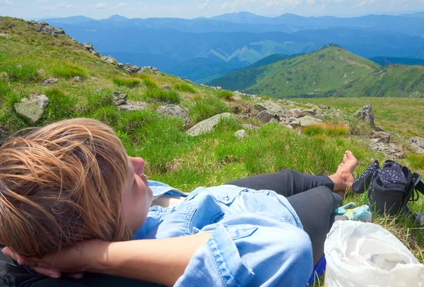 Jovem Mulher Descansando Topo Montanha Ucrânia Montanhas Cárpatas — Fotografia de Stock