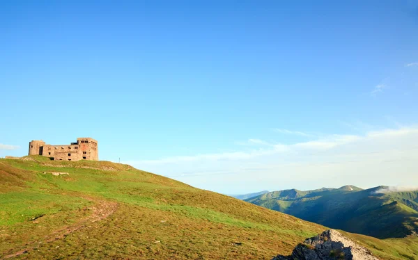 Vista de la montaña de verano con ruinas del observatorio en la cima de la montaña —  Fotos de Stock