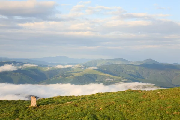 Yaz bulutlu dağ manzarası — Stok fotoğraf