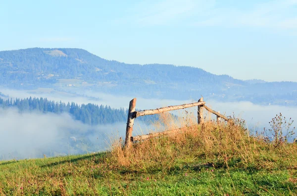 Landschaft Mit Holzzaun Und Berg Dahinter — Stockfoto