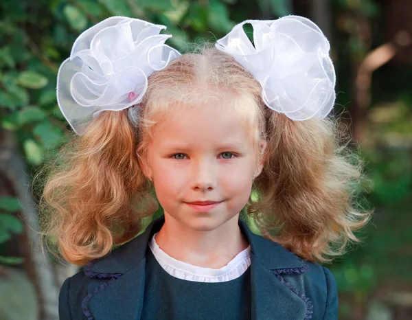 Portrét nice malá školačka — Stock fotografie