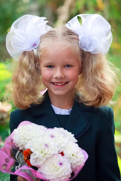 Портрет милой маленькой школьницы — стоковое фото