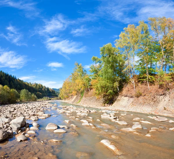 Outono montanha rio pedregoso — Fotografia de Stock