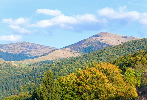 Herfst heuvel uitzicht op de bergen — Stockfoto