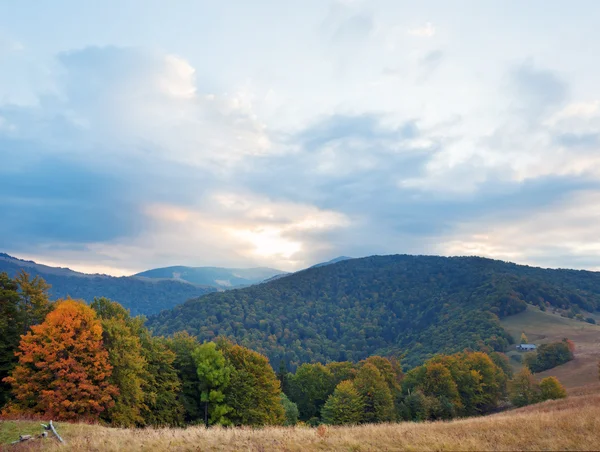 美丽的早晨秋天的庐山 乌克兰喀尔巴阡山 — 图库照片