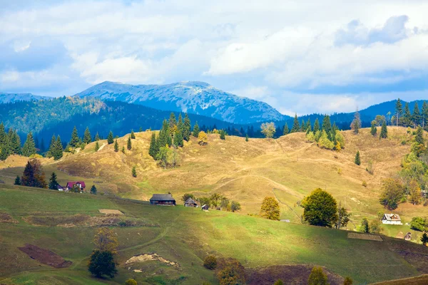 美丽的秋天山和小村庄在山腰 喀尔巴阡 乌克兰 — 图库照片