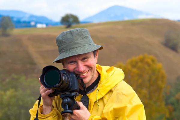 Szczęśliwy Uśmiech Fotograf Portret Jesień Góra Kraju Tło — Zdjęcie stockowe