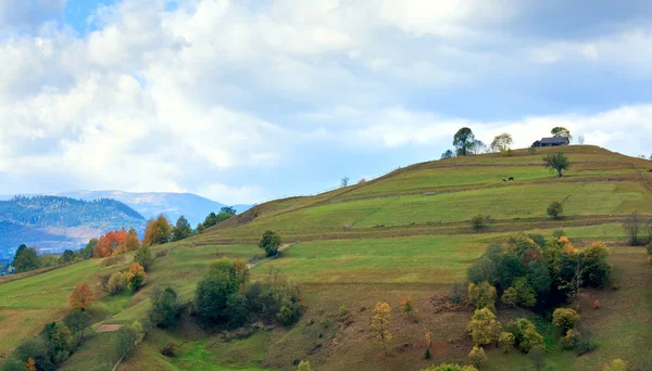 Осенняя горная деревня — стоковое фото
