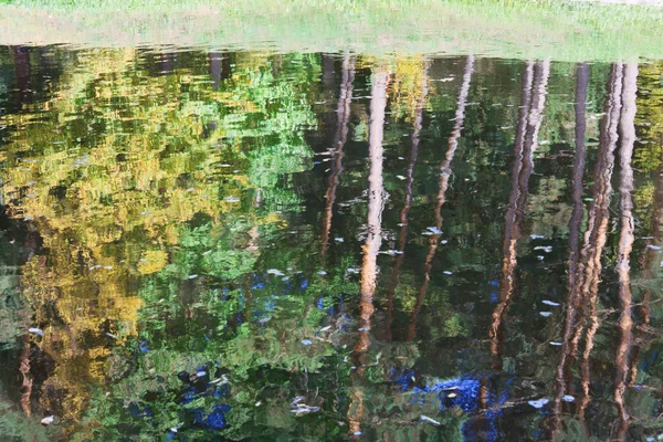 Vijver Wateroppervlak Met Weerspiegeling Van Kleurrijke Bomen Blauwe Hemel Herfst — Stockfoto