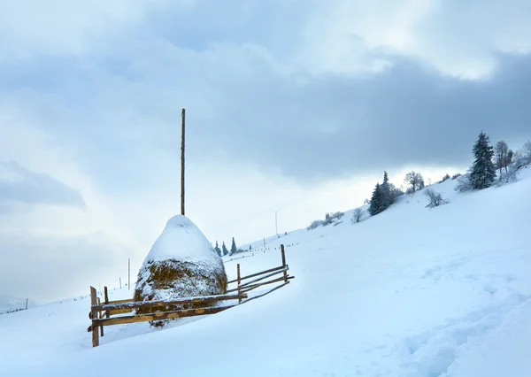 Zima Nudne Kraju Górskiej Stogu Siana — Zdjęcie stockowe