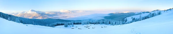 カルパティア山脈 ウクライナ の背後にある小屋のグループとマウント尾根と朝冬の穏やかな山のパノラマ つのショット スティッチ画像 — ストック写真