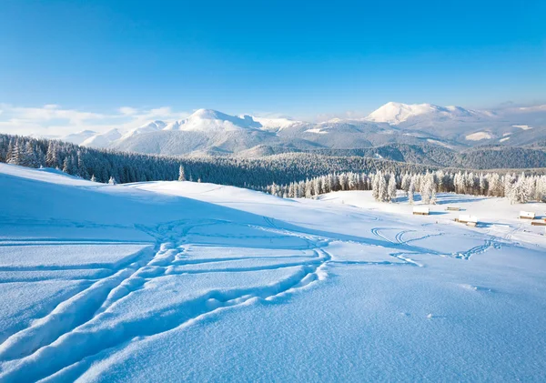 Winter Ruhige Berglandschaft Mit Schuppen Und Bergrücken Dahinter Kukol Gebirge — Stockfoto