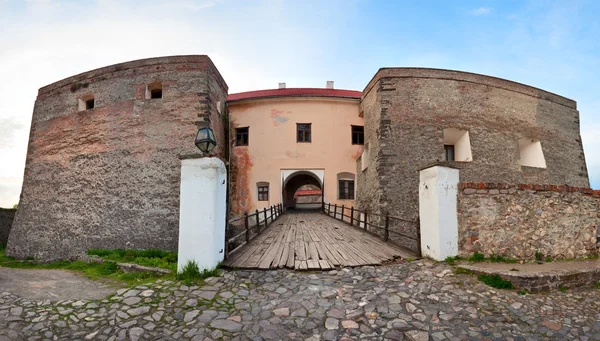 Весенний Золочевский замок с видом на ворота ворот (Украина) ) — стоковое фото