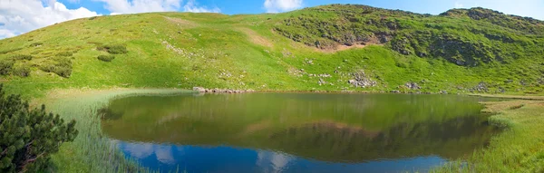 在夏山山沟 乌克兰 Chornogora 喀尔巴阡山 上的高山湖 Nesamovyte 三枪针图像 — 图库照片