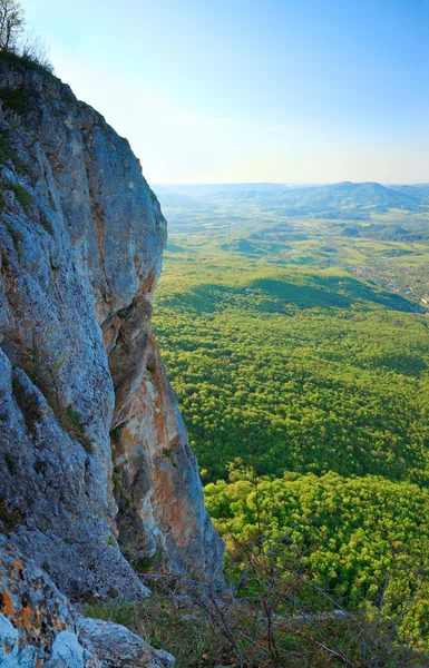 春天克里米亚山岩石景观与山谷和Sokolinoje村 乌克兰 伟大的克里米亚峡谷周围 三枪针线图像 — 图库照片