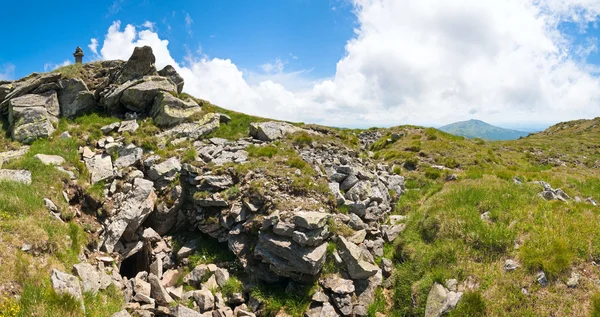 Каменный столб на вершине летней горы — стоковое фото