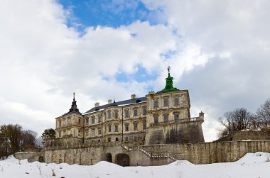 Bahar panorama eski pidhirtsi Kalesi (Ukrayna, lvivska bölgesi, 1635-1640 Lehçe hetman stanislaw koniecpolski emriyle inşa) görüntüleyin. beş el ateş ben dikiş