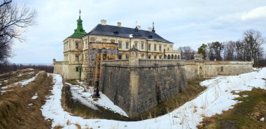 Bahar panorama eski pidhirtsi Kalesi (Ukrayna, lvivska bölgesi, 1635-1640 Lehçe hetman stanislaw koniecpolski emriyle inşa) görüntüleyin. iki el silah sesi im dikiş