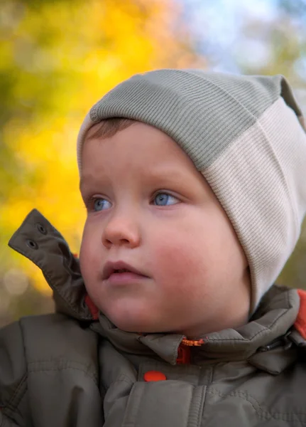 Malý Chlapec Golden Podzimní Městský Park — Stock fotografie