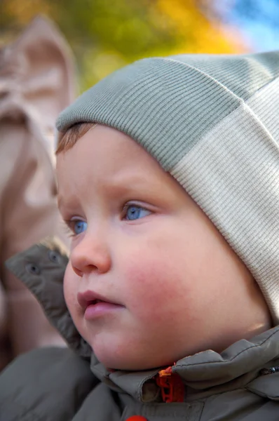 Счастливый Маленький Мальчик Золотом Осеннем Городском Парке — стоковое фото