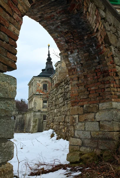 Primavera Pidhirtsi Castillo vista (Ucrania ) — Foto de Stock