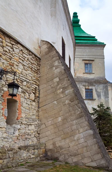 Πετρώδες Τοίχο Παράθυρο Και Φωτιστικό Κάστρο Olesko Lvivska Περιοχή Ουκρανία — Φωτογραφία Αρχείου