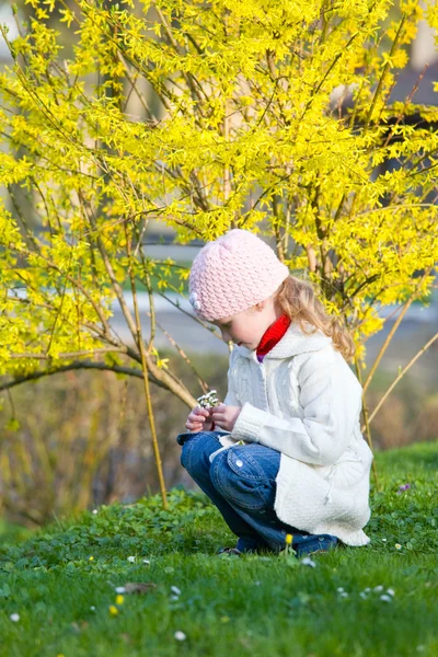 Klein meisje in voorjaar park — Stockfoto
