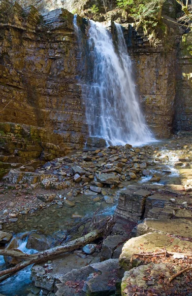 Vodopád a potok v horských lesů rokle — Stock fotografie