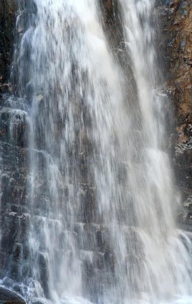 暗い野生カルパティア フォレスト内の高い山滝 — ストック写真