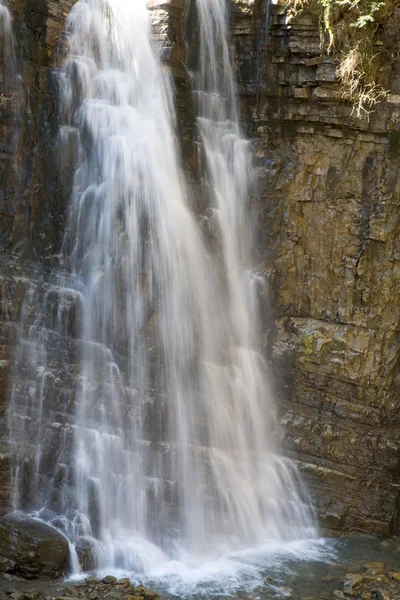 Vodopád na horských lesů — Stock fotografie