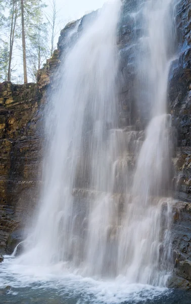Cachoeira na floresta de montanha — Fotografia de Stock