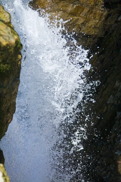 Cachoeira Montanha Alta Floresta Cárpatos Selvagens Escuros — Fotografia de Stock