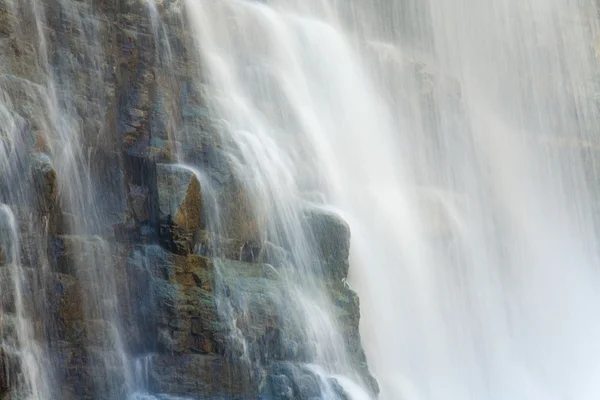 山の森林の滝 — ストック写真