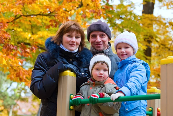 黄金の秋の市公園で若い家族 小さなお子様連れ — ストック写真