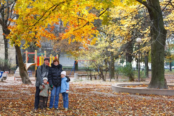 年轻的家庭 小患儿父母 在金色的秋天城市公园 — 图库照片