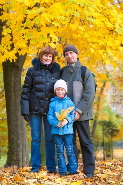 Familj Föräldrar Med Liten Tjej Gyllene Höst Stadsparken — Stockfoto