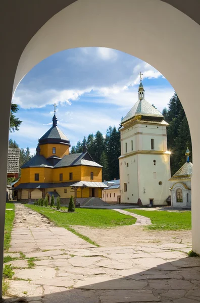 入り口ゲートのアーチを通してキリスト教の修道院 Manjava イヴァーノ フランキーウシク地域 ウクライナ ビューの中庭 — ストック写真