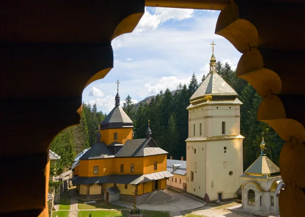 Vista del monasterio cristiano a través de la ventana de madera —  Fotos de Stock