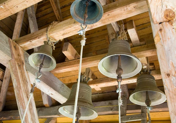 Kostelní Zvony Pod Střechu Křesťanského Kláštera — Stock fotografie