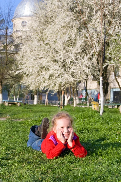 Μικρό κορίτσι στο πάρκο άνοιξη — Φωτογραφία Αρχείου